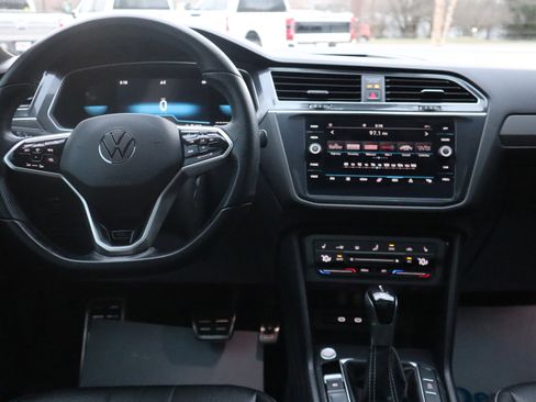 Used 2023 Volkswagen Tiguan SE R-Line image 12