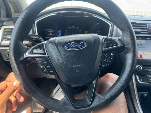 Used 2017 Ford Fusion SE w/ Fusion SE Technology Package image 27