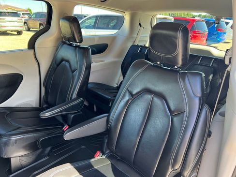 Used 2023 Chrysler Pacifica Touring-L FWD image 17