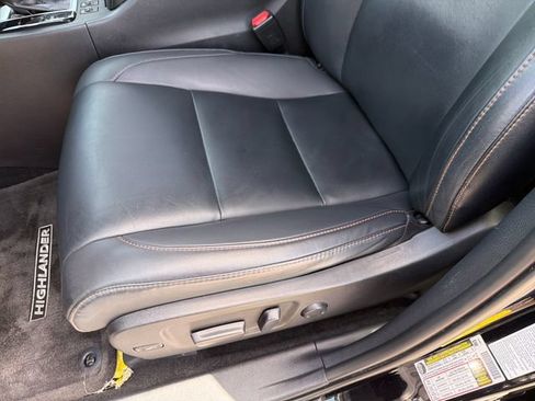 Used 2019 Toyota Highlander XLE AWD/4WD image 21