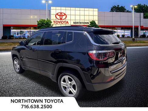 Used 2023 Jeep Compass Latitude w/ Convenience Group AWD/4WD image 3