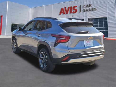 Used 2025 Chevrolet Trax LT w/ LT Convenience Package image 3