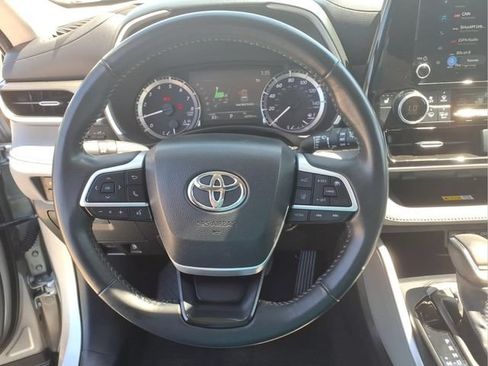 Used 2023 Toyota Highlander XLE AWD/4WD image 15
