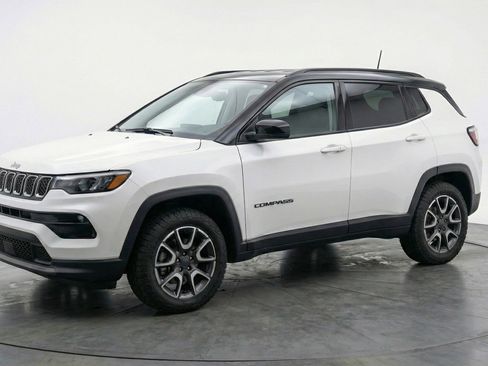 Used 2025 Jeep Compass Trailhawk AWD/4WD image 3