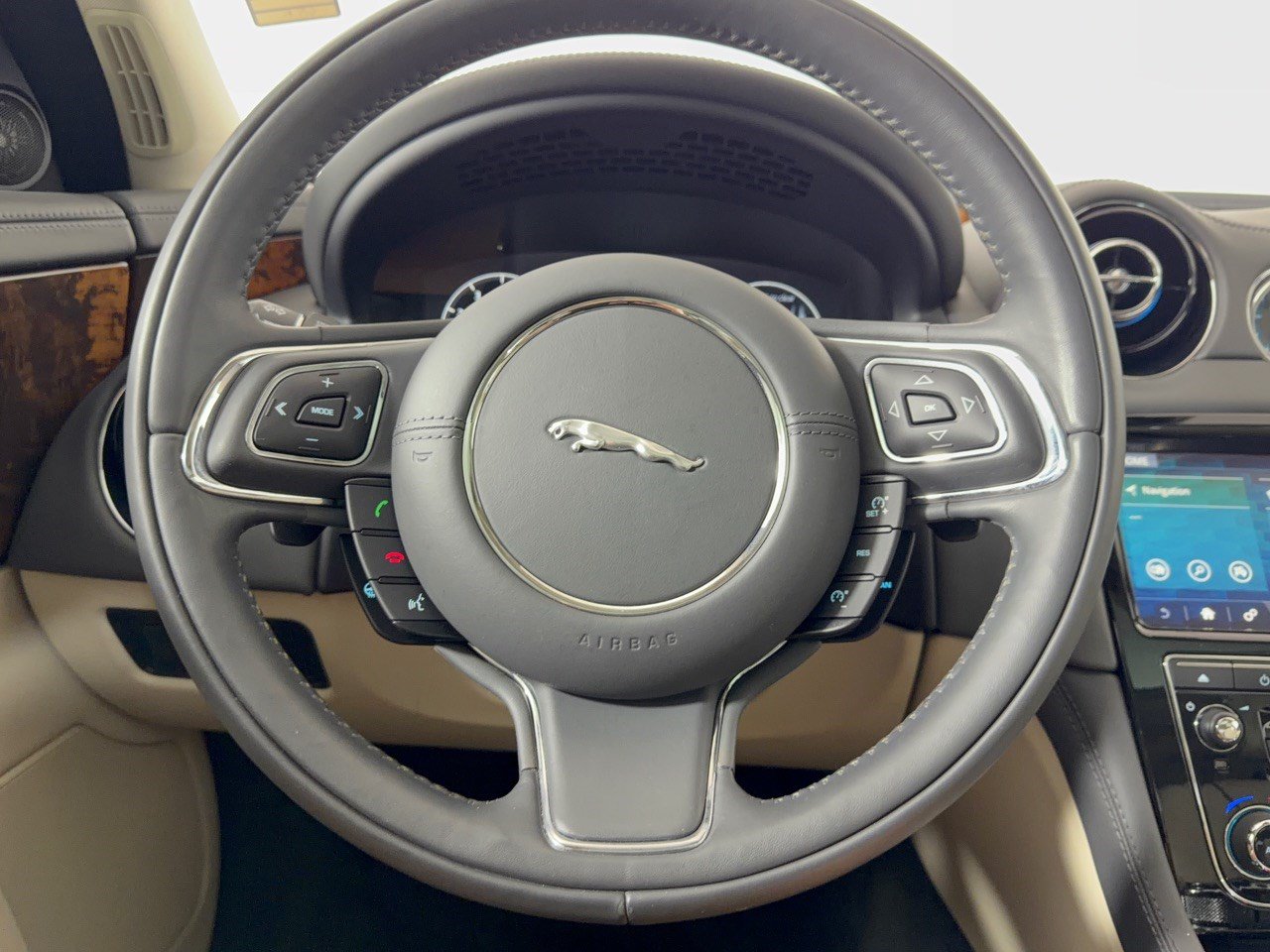 Used 2019 Jaguar XJ R-Sport RWD image 10