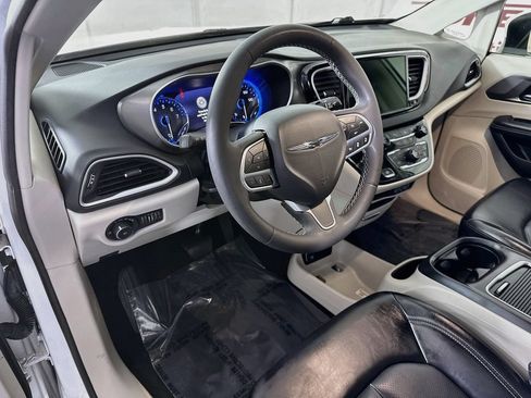 Used 2023 Chrysler Pacifica Touring-L FWD image 17