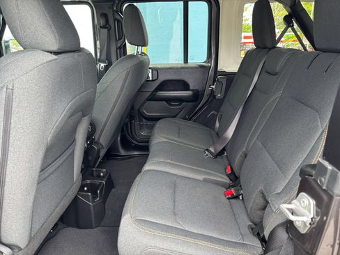 Used 2025 Jeep Wrangler Unlimited Sahara AWD/4WD image 19