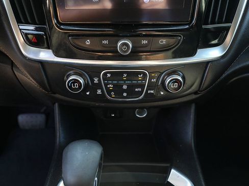 Used 2021 Chevrolet Traverse LT FWD image 19