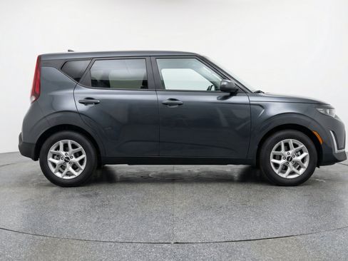 Used 2025 Kia Soul LX w/ LX Technology Package FWD image 11
