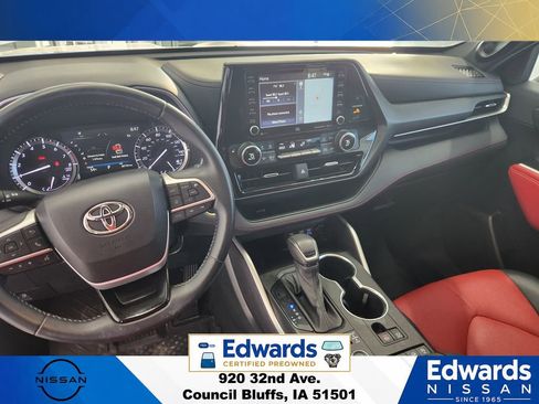 Used 2022 Toyota Highlander XSE AWD/4WD image 25