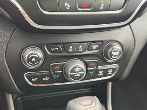 Used 2021 Jeep Cherokee Latitude Lux w/ Comfort/Convenience Group image 24