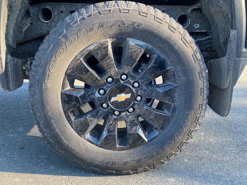 Used 2024 Chevrolet Silverado 2500 Custom w/ Custom Value Package image 9