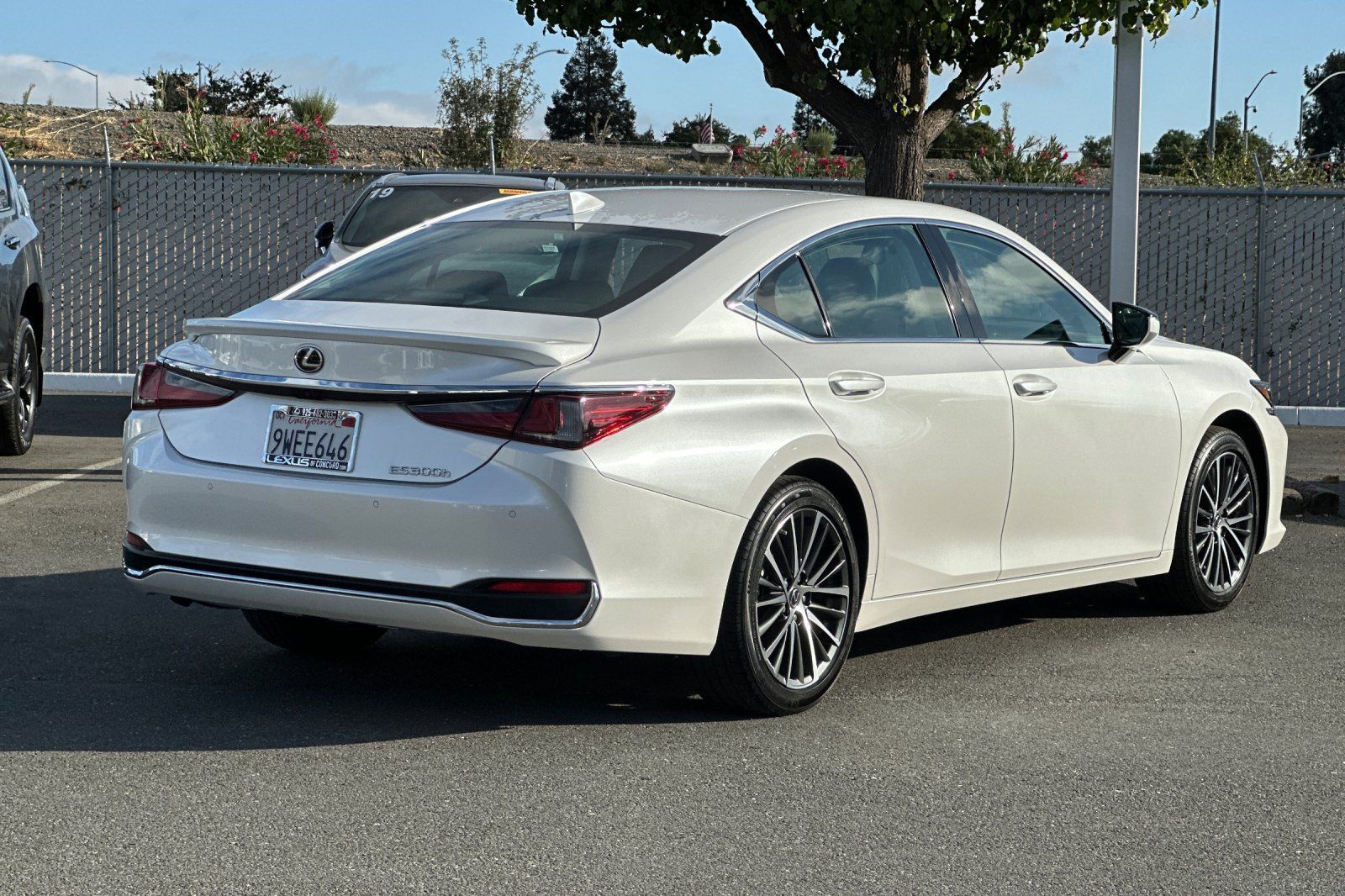 Used 2025 Lexus ES 300h w/ Premium Package FWD image 4