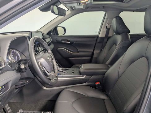 Certified 2025 Toyota Highlander XLE FWD image 13