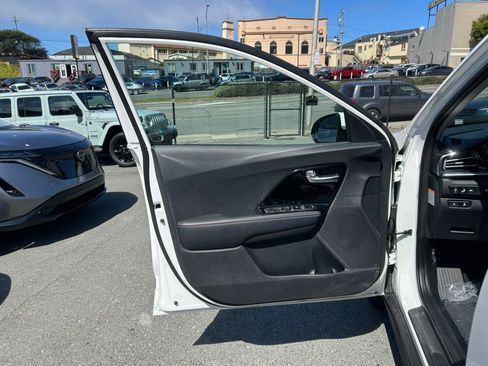 Used 2021 Kia Niro EX FWD image 10
