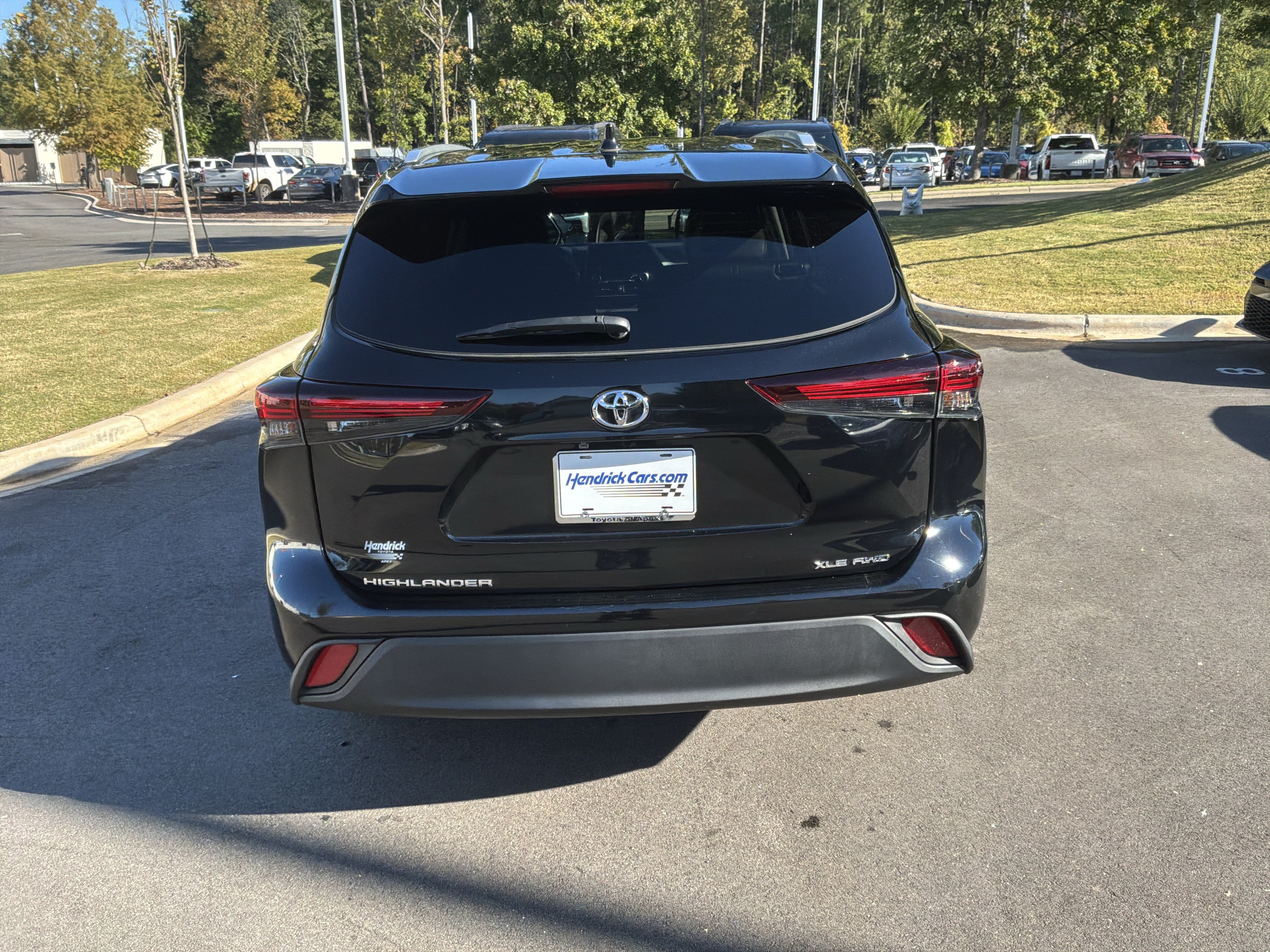 Used 2024 Toyota Highlander XLE AWD/4WD image 9