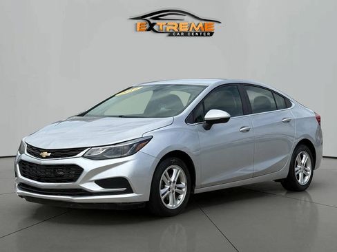 Used 2017 Chevrolet Cruze LT FWD image 2