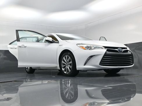 Used 2017 Toyota Camry XLE w/ Moonroof Package FWD image 26