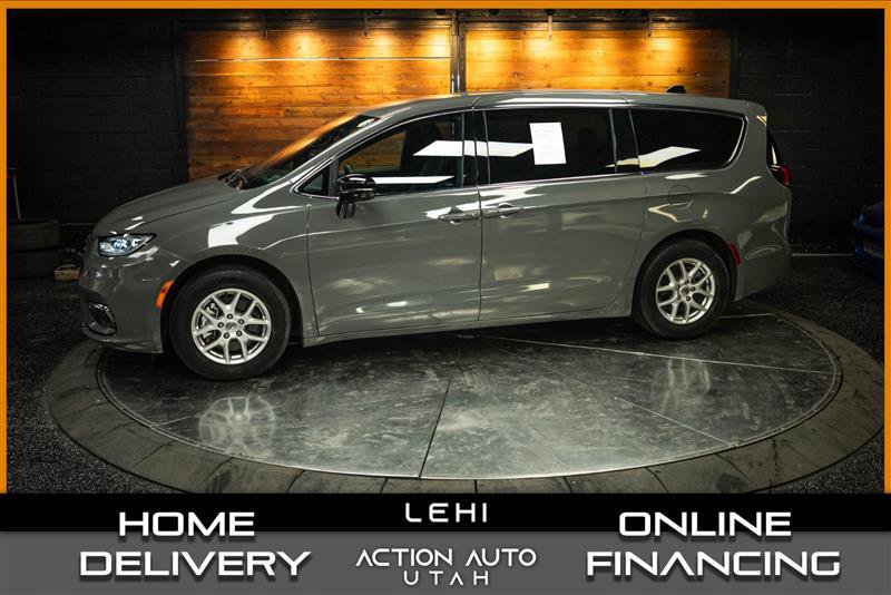 Used 2025 Chrysler Pacifica Select FWD image 1