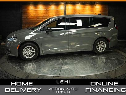 Used 2025 Chrysler Pacifica Select