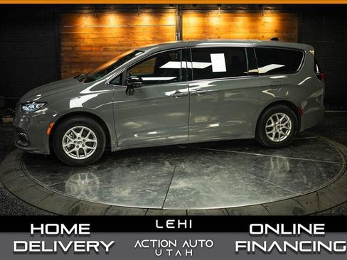 Used 2025 Chrysler Pacifica Select FWD image 1