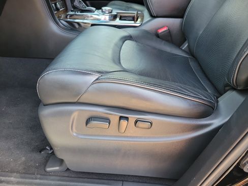 Used 2016 INFINITI QX80 Luxe w/ 22" Wheel Package image 5