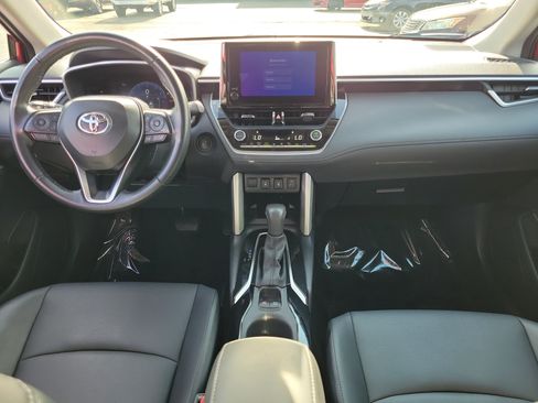 Used 2025 Toyota Corolla Cross XLE FWD image 9