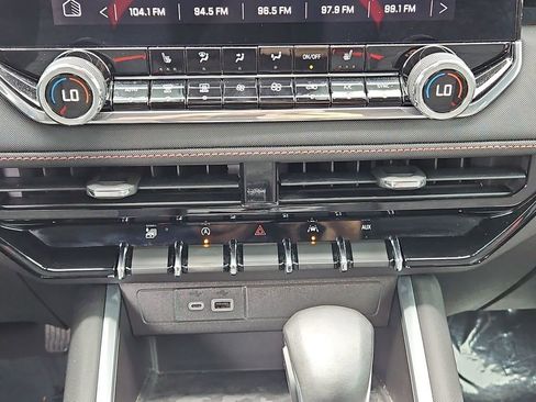Used 2023 Chevrolet Colorado Z71 w/ Z71 Convenience Package 2 AWD/4WD image 14