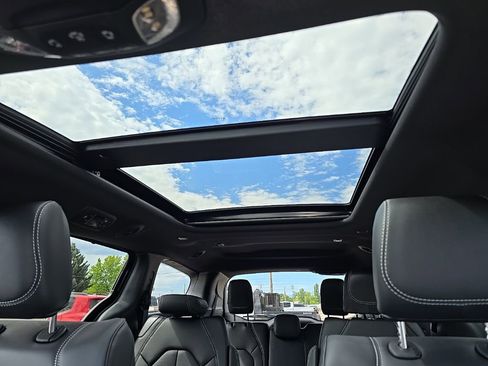 New 2025 Chrysler Pacifica Select image 16