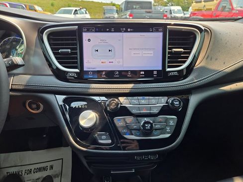 Used 2025 Chrysler Pacifica Select AWD/4WD image 21