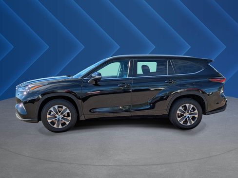 Used 2024 Toyota Highlander XLE FWD image 6