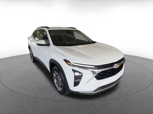 Used 2025 Chevrolet Trax LT FWD image 3