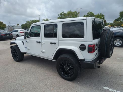 Used 2025 Jeep Wrangler Unlimited Sahara w/ Safety Group AWD/4WD image 8