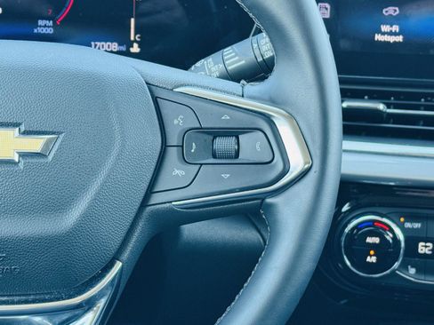 Used 2025 Chevrolet Trax LT w/ LT Convenience Package image 16