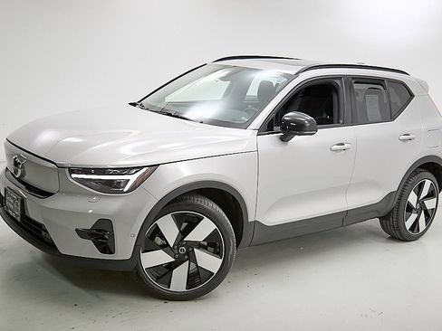 Certified 2023 Volvo XC40 Recharge Ultimate image 3