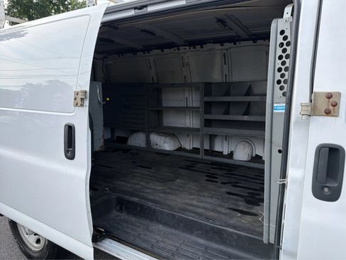 Used 2017 Chevrolet Express 2500 RWD image 10