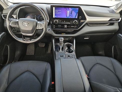 Used 2024 Toyota Highlander Limited FWD image 12