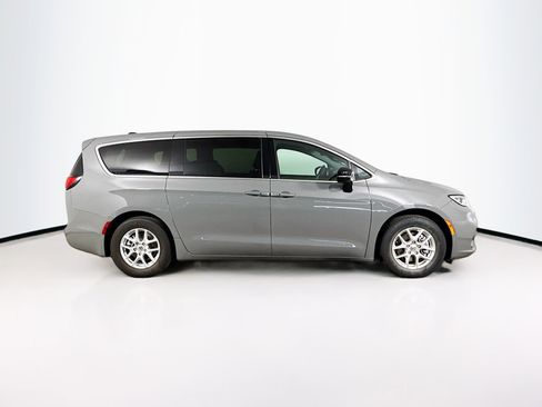 Used 2025 Chrysler Pacifica Select image 2