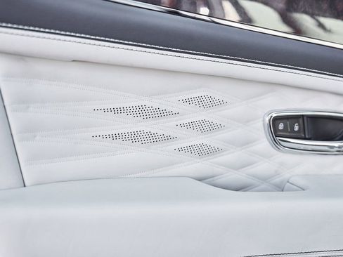 Used 2023 Bentley Bentayga Extended Wheelbase image 32