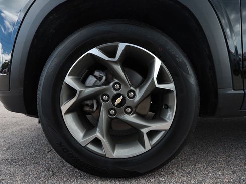 Used 2025 Chevrolet Trax LT w/ LT Convenience Package FWD image 9