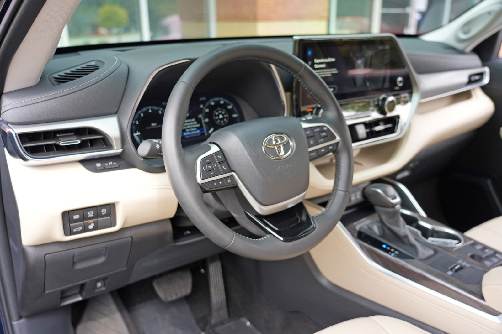 Used 2024 Toyota Highlander Platinum FWD image 14