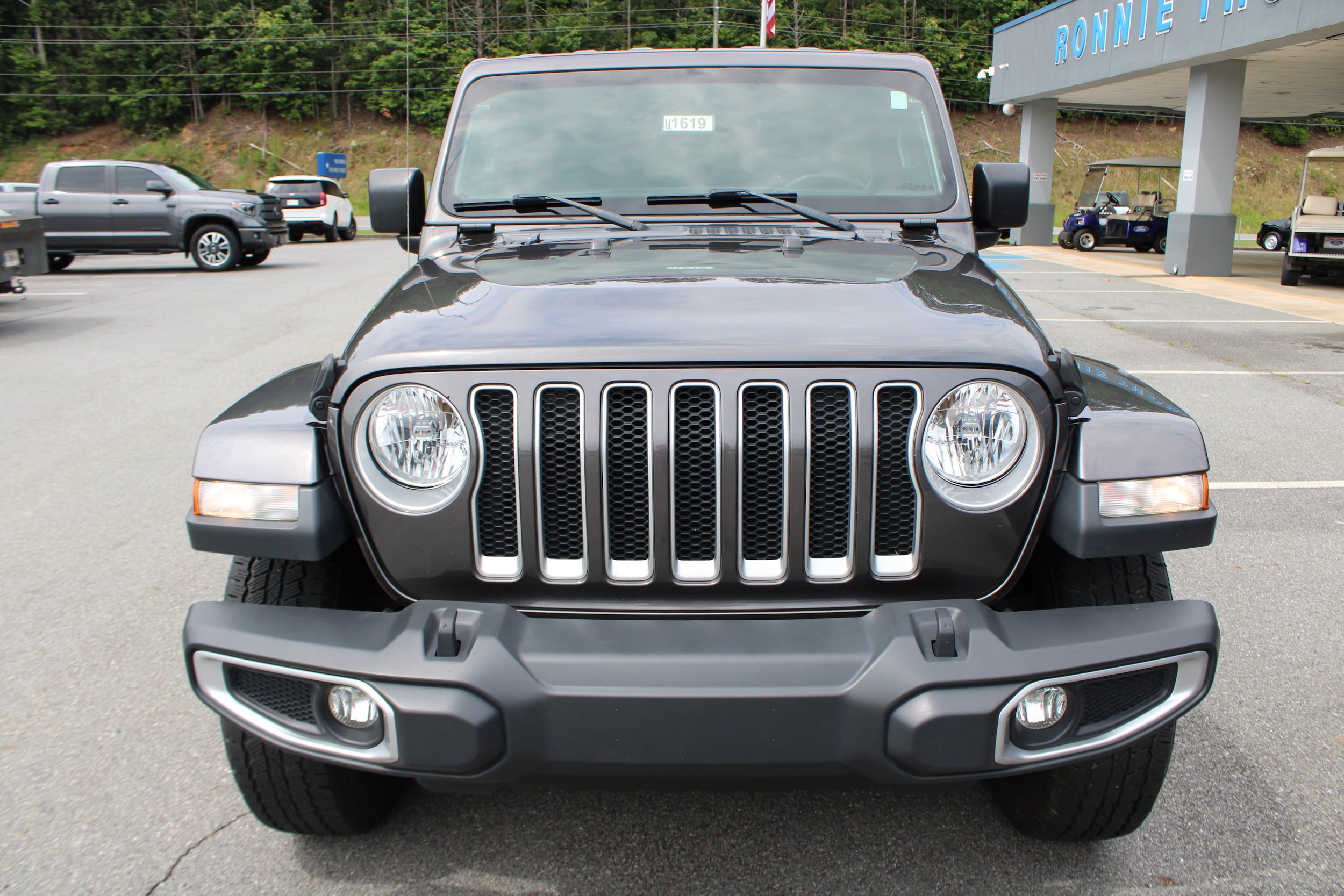 Used 2018 Jeep Wrangler Unlimited Sahara AWD/4WD image 8