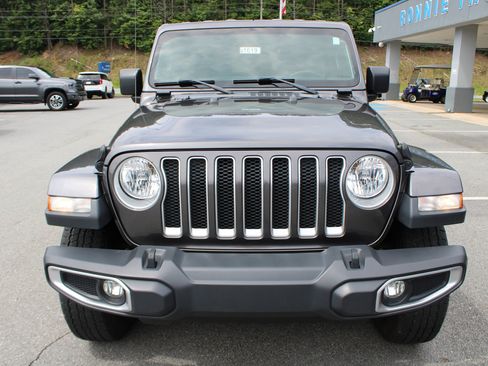 Used 2018 Jeep Wrangler Unlimited Sahara AWD/4WD image 8
