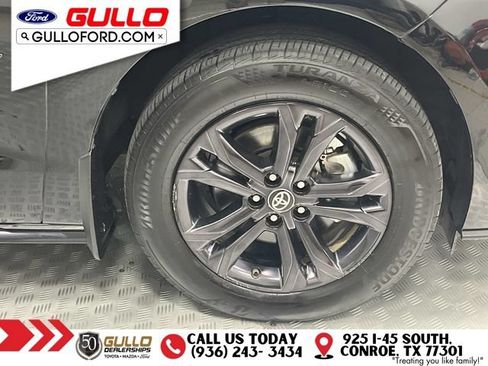 Used 2024 Toyota Sienna XLE Woodland Edition AWD/4WD image 32