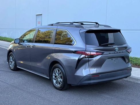 Used 2021 Toyota Sienna XLE w/ XLE Plus Package AWD/4WD image 4