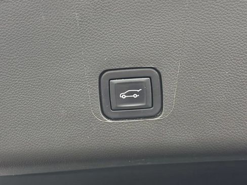 Used 2023 Chevrolet Traverse LT w/ LPO, Floor Liner Package FWD image 10