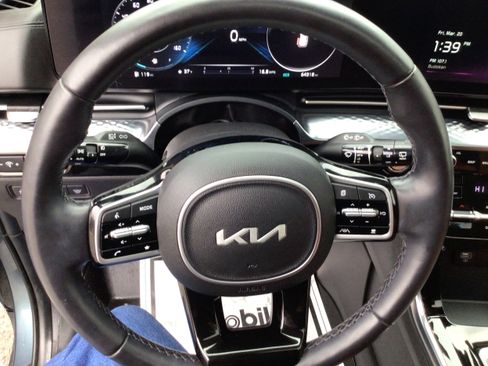 Used 2023 Kia Carnival SX Prestige image 18