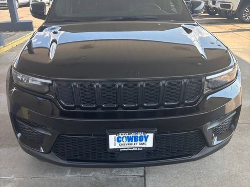 Used 2024 Jeep Grand Cherokee Altitude AWD/4WD image 2