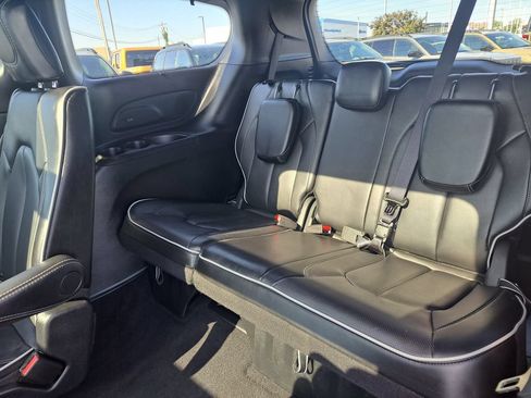 Used 2025 Chrysler Pacifica Limited FWD image 32