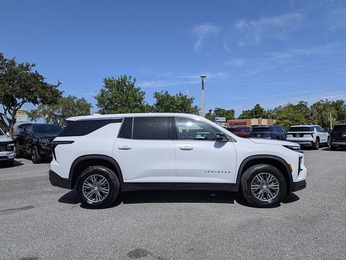 Used 2024 Chevrolet Traverse LS FWD image 2